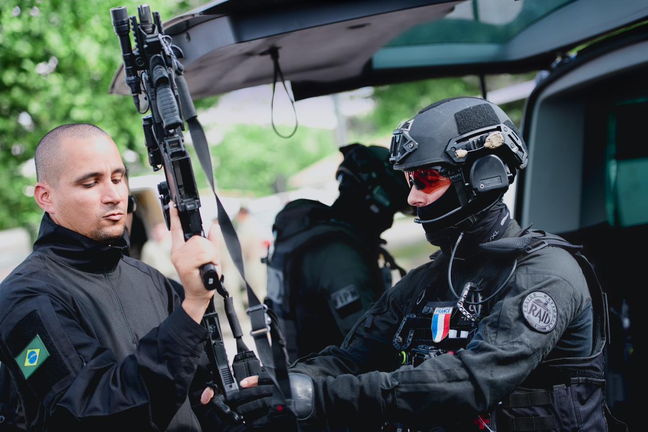 Comandante da Força Tática do 5° BPM participa de intercâmbio na França